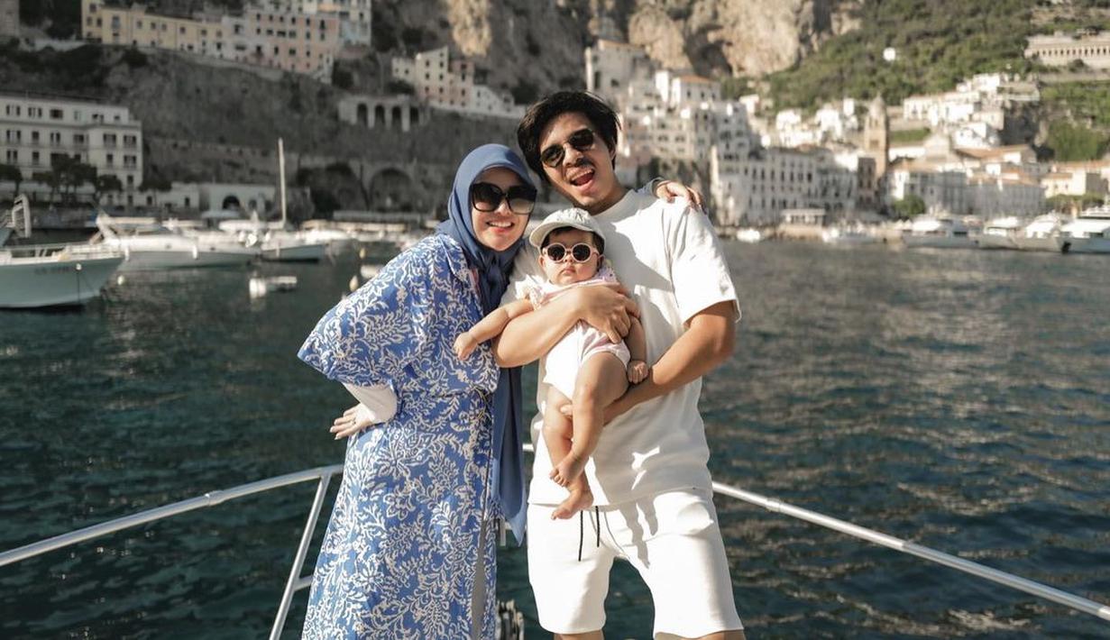 Aurel Hermansyah dan Atta Halilintar berlibur ke Italia. Tak ingin meninggalkan putrinya lama, mereka pun sepakat untuk membawa Ameera ke luar negeri. (Foto: Instagram/@aurelie.hermansyah)