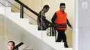 Ketua Fraksi PAN di DPRD Lampung Agus Bhakti Nugroho menaiki tangga saat di gedung KPK, Jakarta, Jumat (10/08).(Merdeka.com/Dwi Narwoko)