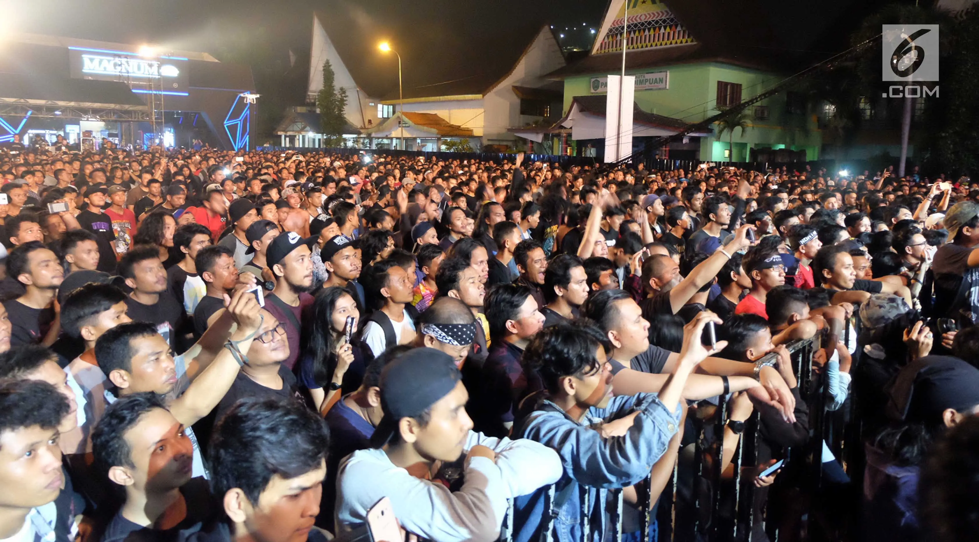 Ribuan orang antusias menyaksikan aksi Sepultura di Magnitude Medan Northblast 2017, Medan, Sabtu (9/12/2017) malam. (Reza Efendi/Liputan6.com)