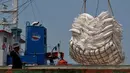 Sejumlah Buruh saat bongkar muat bahan pokok makanan di Pelabuhan Sunda Kelapa, Jakarta, Senin (24/3). Menteri Ketenagakerjaan Hanif Dhakiri mengatakan upah buruh perusahaan harus naik setiap tahunnya. (Liputan.com/Johan Tallo)