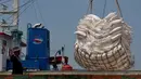 Sejumlah Buruh saat bongkar muat bahan pokok makanan di Pelabuhan Sunda Kelapa, Jakarta, Senin (24/3). Menteri Ketenagakerjaan Hanif Dhakiri mengatakan upah buruh perusahaan harus naik setiap tahunnya. (Liputan.com/Johan Tallo)