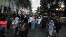 Sejumlah pengunjung memadati kawasan wisata Kota Tua, Jakarta, Selasa (27/6). Selain turis domestik, ada pula wisatawan mancanegara yang datang ke kawasan yang terkenal dengan Museum Fatahillah itu. (Liputan6.com/Yoppy Renato) 