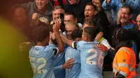 Skuad Manchester City merayakan gol Erling Haaland ke gawang Brentford di pekan ke tujuh Liga Inggris 2025/2026 di Gtech Community Stadium, Minggu (05/10/2025). (AP Photo/Alastair Grant)