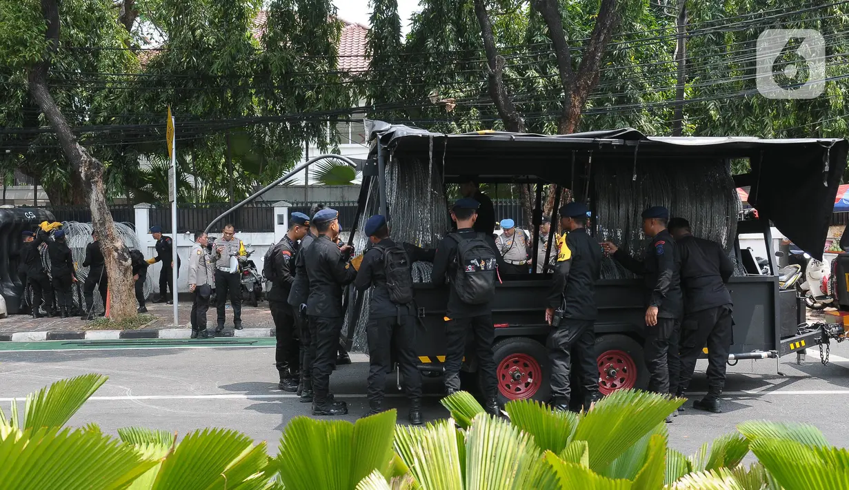 Akses jalan Imam Bonjol pun ditutup untuk sementara dan arus lalu lintas dialihkan. (merdeka.com/Imam Buhori)