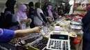 Sejumlah pembeli memilih kue kering di Pasar Mayestik, Jakarta Selatan, Senin (11/6). Separuh Ramadan dan jelang lebaran masyarakat mulai berburu kue kering. (Liputan6.com/Johan Tallo)