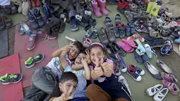 Sejumlah anak Imigran berkumpul di perbatasan Hungaria Serbia di Roszke, Hongaria (13/9/2015). (REUTERS / Dado Ruvic)