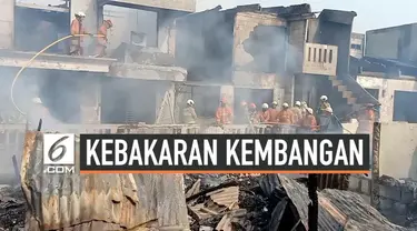 Kebakaran terjadi di kawasan padat permukiman di Kembangan, Jakarta Barat. Kebakaran cepata menyebar karena lokasi yang sulit dijangkau tim pemadam.