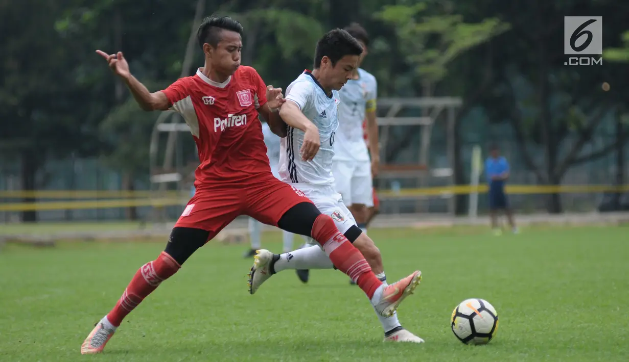 Pemain Persika berebut bola dengan pemain Timnas Jepang U-19 saat uji tanding di Lapangan B Kompleks GBK, Jakarta, Selasa (27/3). Persika kalah 2-3 dari Jepang U-19. (Liputan6.com/Helmi Fithriansyah)