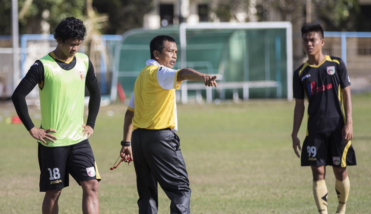 Pelatih Mitra Kukar, Jafri Sastra memimpin latihan anak asuhnya jelang laga Piala Presiden melawan Bali United di Lapangan Samudra Kuta, Bali, Selasa (9/1/2015). (Bola.com/Vitalis Yogi Trisna)