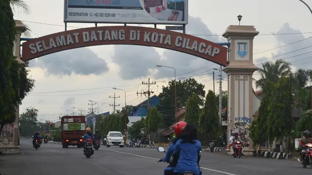 Jalan utama Cilacap melajur dari timur ke barat atau sejajar pantai sehingga tak bida digunakan sebagai evakuasi dini bencana tsunami. (Foto: Liputan6.com/Muhamad Ridlo)