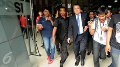 Delegasi Komite Ekskutif FIFA, Kohzo Tashima (tengah) menghindari wartawan usai pertemuan tertutup dengan sejumlah pihak di kantor PSSI, Jakarta, Selasa (3/11/2015). Kohzo langsung meninggalkan kantor PSSI usai pertemuan. (Liputan6.com/Helmi Fithriansyah)