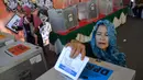 Seorang wanita memasukan kertas suaranya saat latihan pra-pemilihan di Banda Aceh, provinsi Aceh (6/4). Indonesia akan menyelenggarakan Pemilu serentak pada 17 April 2019. (AFP Photo/Chaideer Mahyudin)