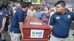 Petugas DVI Polri mengangkat peti jenazah korban KM Zahro di RS Polri, Jakarta, Selasa (3/1). Sebanyak 5 jenazah KM Zahro yang telah teridenfikasi oleh tim DVI Polri diserahkan kepada keluarga korban. (Liputan6.com/Yoppy Renato)