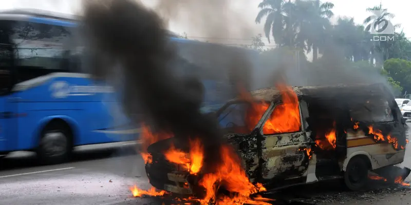 Angkot Jurusan Ciledug-Cipete Terbakar