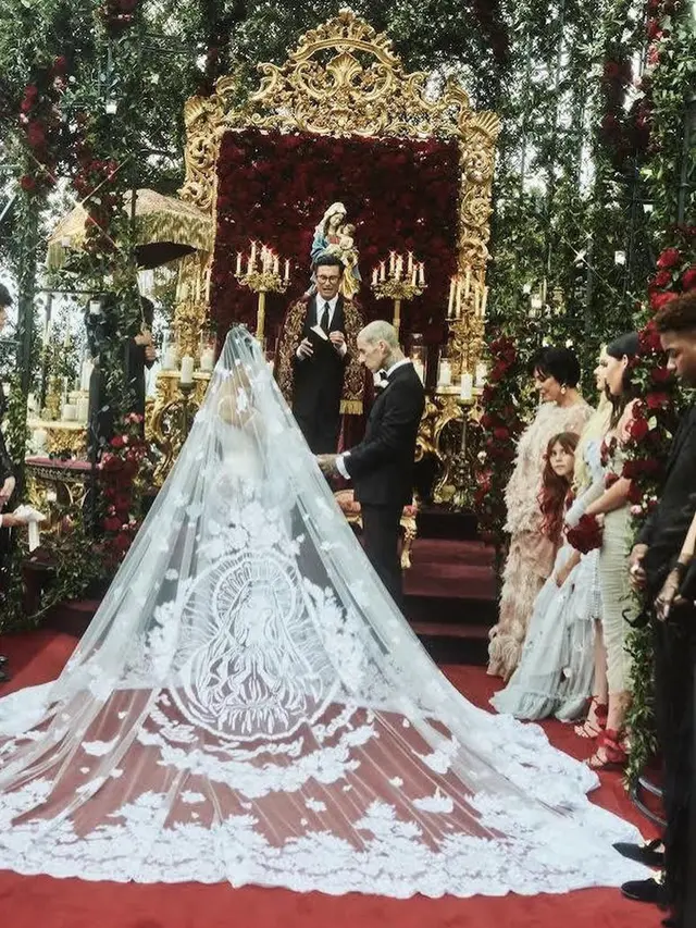 Kembali menggelar pernikahan kali ini Kourtney Kardashian kenakan gaun putih model korset, credit: @kourtneykardash