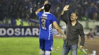 Pemain Persib, Vladimir Vujovic, merayakan gol yang dicetaknya ke gawang Bali United bersama pelatih Dejan Antonic dalam laga persahabatan di Stadion Siliwangi, Bandung, Sabtu (13/2/2016). (Bola.com/Vitalis Yogi Trisna) 