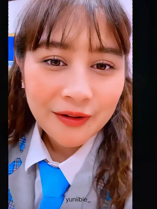 6 Potret Prilly Latuconsina dengan Gaya Rambut Keriting, Curi Perhatian
