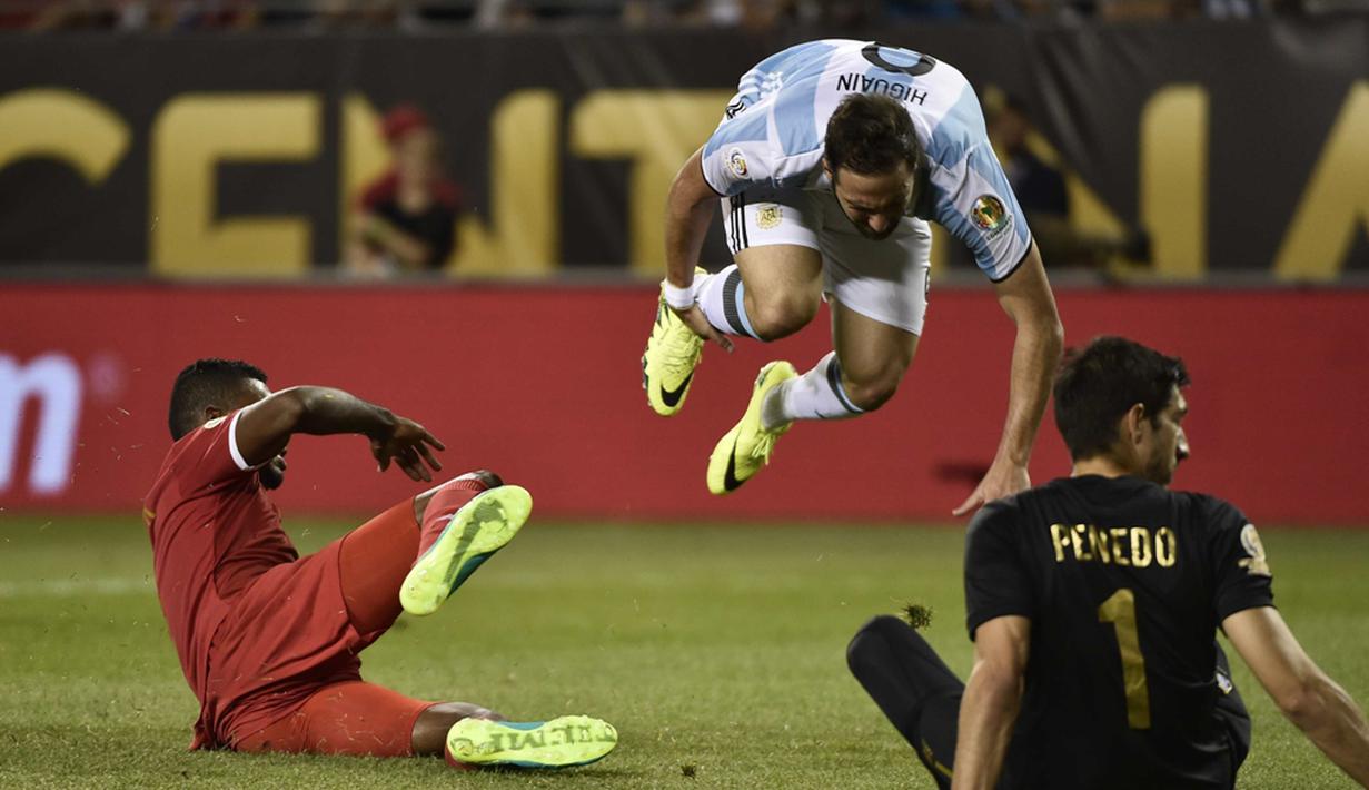 Striker Argentina, Gonzalo Higuain, dilanggar pemain Panama pada laga Grup D Copa America Centenario 2016, di Stadion Soldier Field, Chicago, Amerika Serikat, Sabtu (11/6/2016). (AFP/Omar Torres)