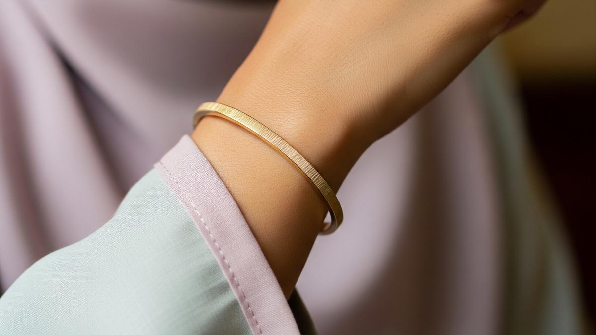 9 Model Gelang Emas Bangle Simple untuk Acara Pengajian, Tampil Anggun