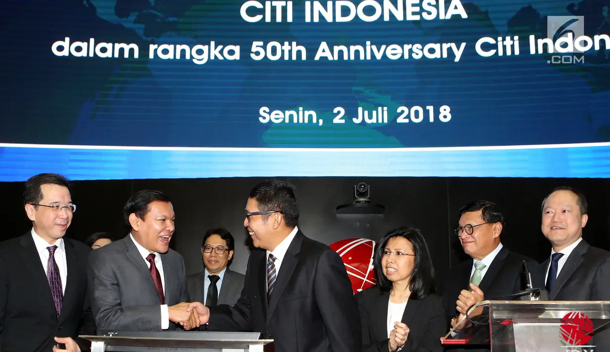 CEO Citi Indonesia Batara Sianturi (kedua kiri) dan Dirut Bursa Efek Indonesia Inarno Djajadi (ketiga kiri) bersalaman sebagai tanda dimulainya perdagangan saham di Bursa Efek Indonesia, Senin (2/7). (Liputan6.com/HO/Budi)