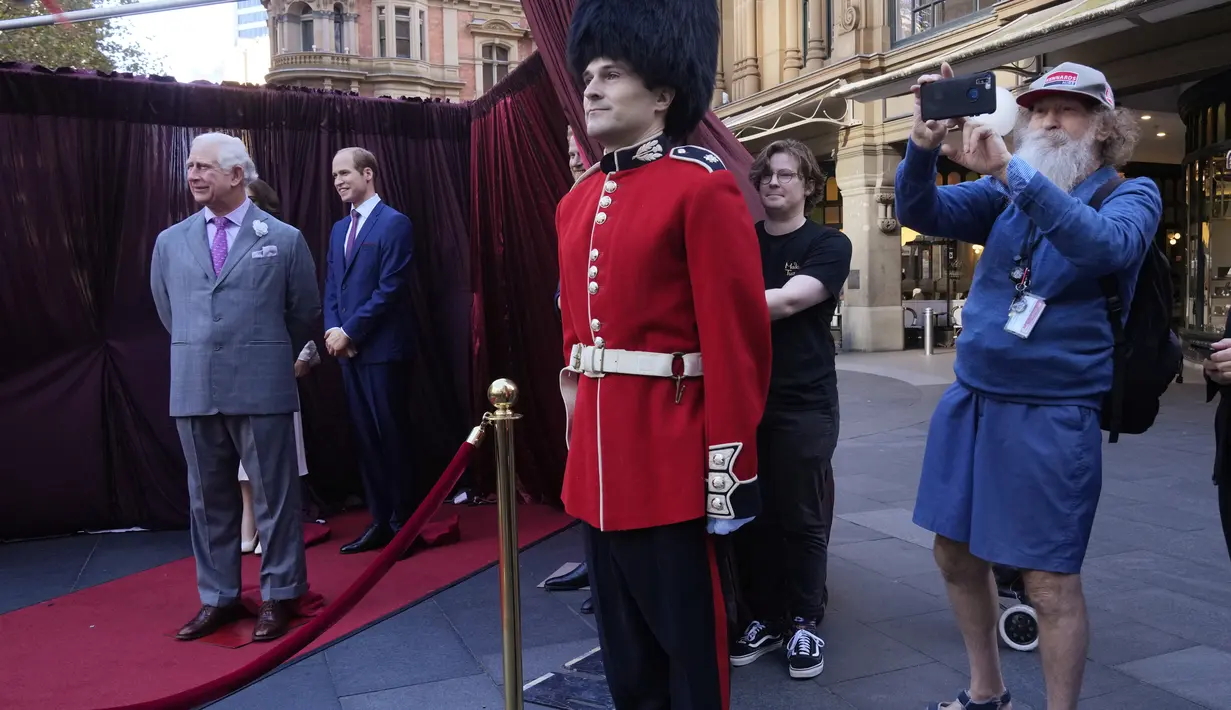 Di karpet merah juga terdapat Pangeran dan Putri Wales, dengan Pangeran Harry yang tampak berjalan beberapa langkah di trotoar. (AP Photo/Rick Rycroft)