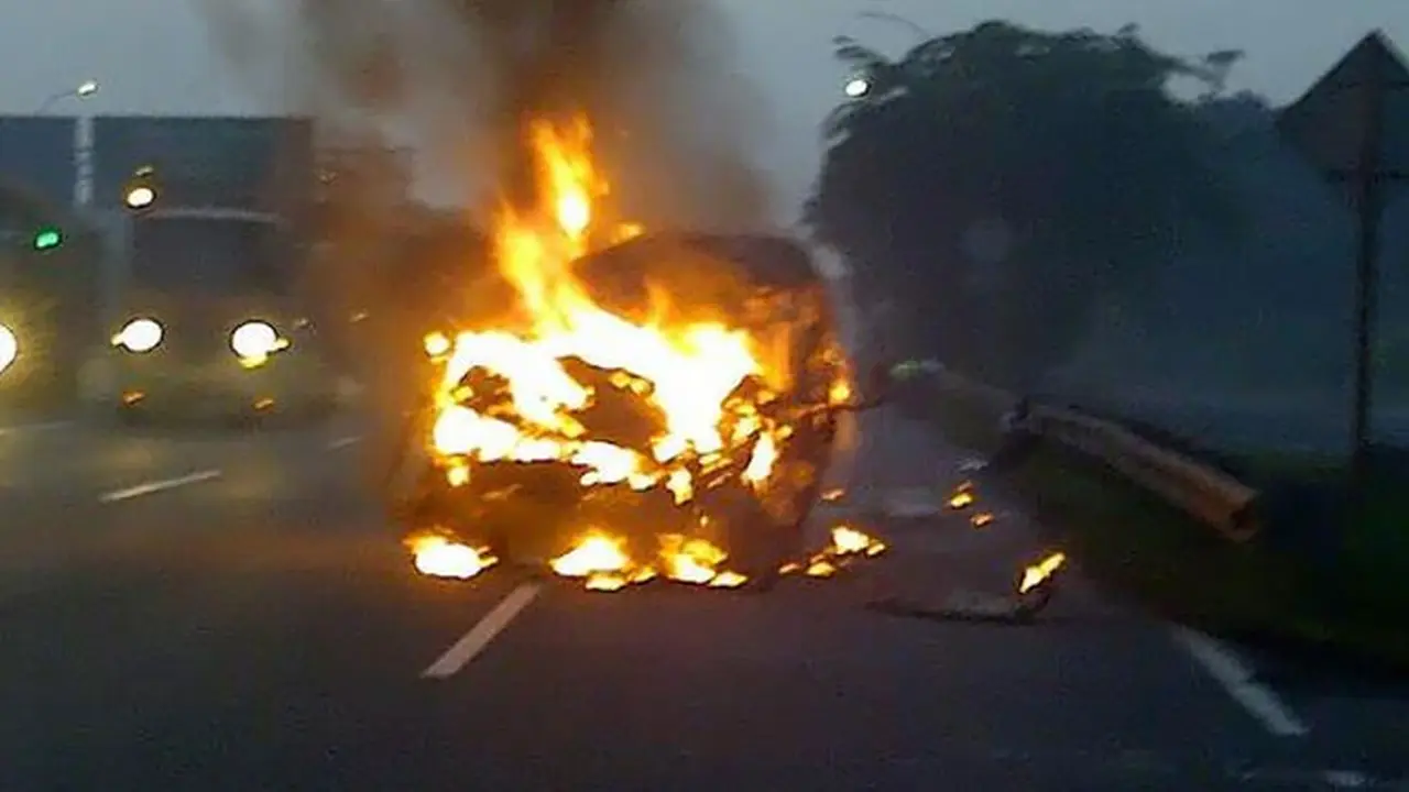 truk-terbakar-140126a.jpg