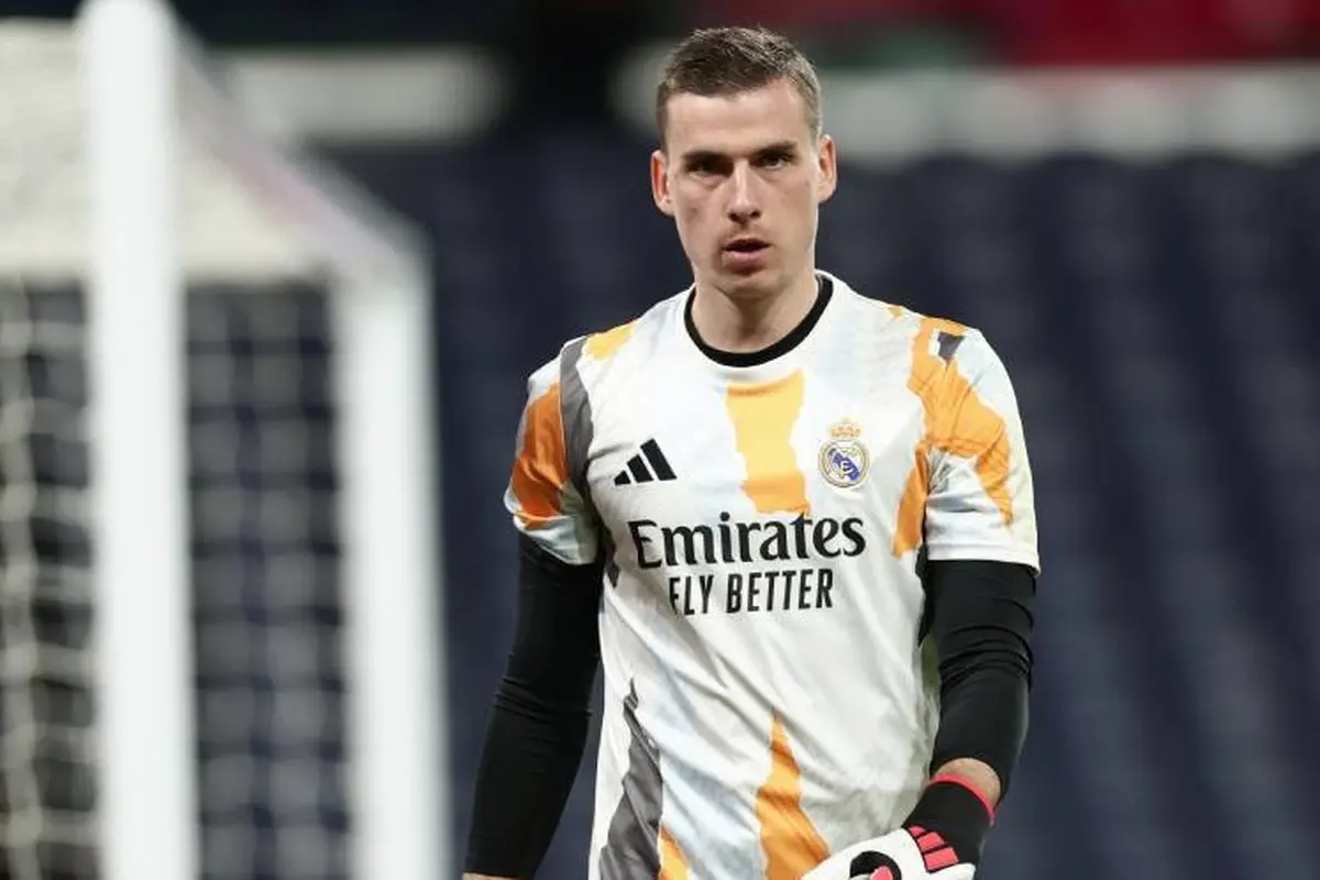 Kiper Real Madrid Andriy Lunin melakukan pemanasan sebelum laga babak 16 besar Copa del Rey melawan Celta de Vigo, Jumat, (17/1/2025) dini hari WIB. (c) AP Photo/Pablo Garcia