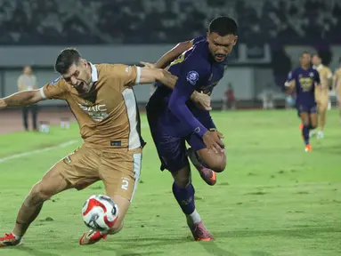 Pemain Dewa United, Nick Anna Maria Francois Kuipers (kiri) berebut bola dengan Rayco Rodriguez Medina (Persita) dalam lanjutan BRI Super League 2025/2026 di Stadion Indomilk Arena, Tangerang, Banten, Kamis (26/2/2026). Dewa United FC menutup derbi Banten dengan kemenangan tipis. (Bola.com/M Iqbal Ichsan)