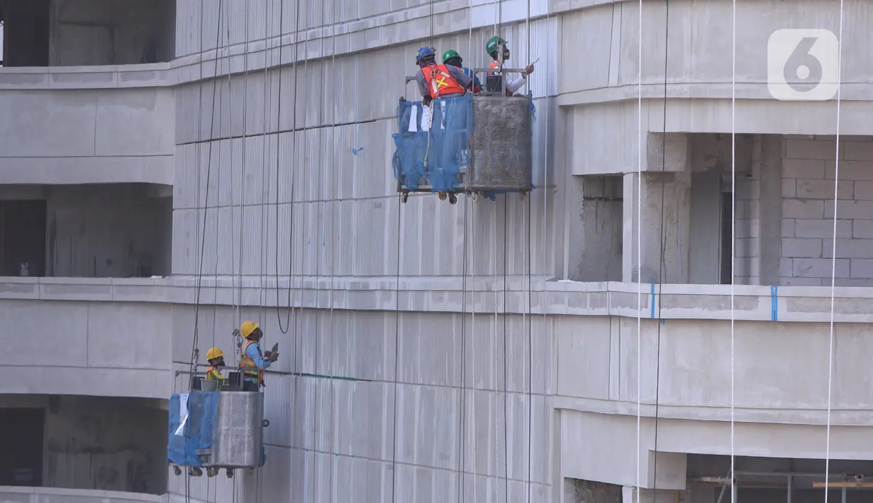 Pekerja tengah menyelesaika pembangunan gedung bertingkat di Jakarta, Kamis (3/9/2020). Menurut data dari BPJAMSOSTEK angka klaim kecelakaan kerja pada semester I 2020 yakni dari Januari sampai dengan Juni 2020 meningkat 128%. (Liputan6.com/Angga Yuniar)