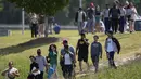 Setelah keadaan aman, para orang tua diundang ke sekolah untuk berkumpul kembali dengan anak-anak mereka. (AP Photo/Mike Stewart)