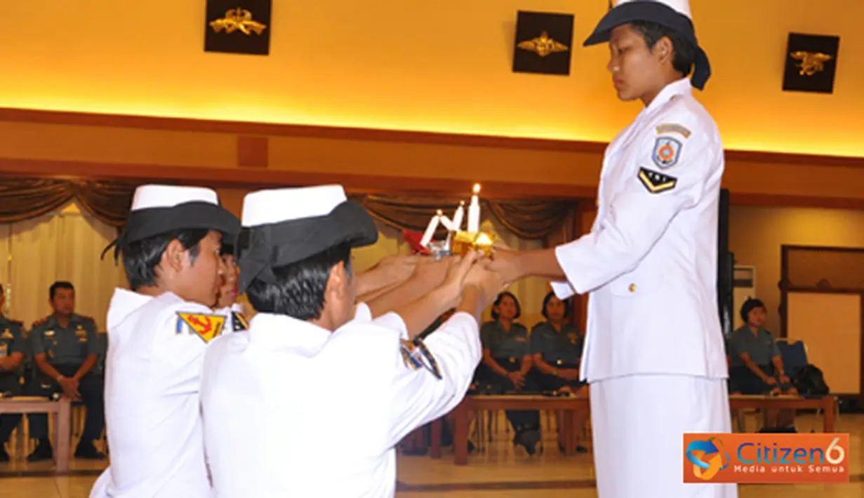 Citizen6, Surabaya: Prosesi tradisi penerimaan yang berlangsung sederhana dipimpin langsung Perwira Koordinator Kowal Wilayah Surabaya Kolonel Laut (KH/W) AV. Suahardiningsih. (Pengirim: Penkobangdikal)