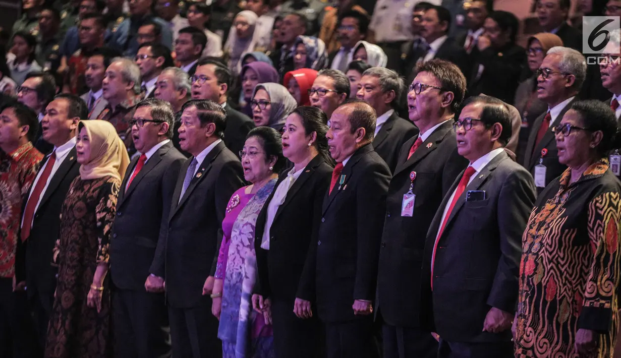 Presiden ke-5 RI Megawati Soekarnoputri (tengah) saat menghadiri penganugerahan pin alumni kehormatan Lembaga Ketahanan Nasional (Lemhanas) kepada Menteri Koordinator Pembangunan Manusia dan Kebudayaan Puan Maharani di Gedung Lemhanas, Jakarta, Kamis (5/9/2019). (Liputan6.com/Faizal Fanani)