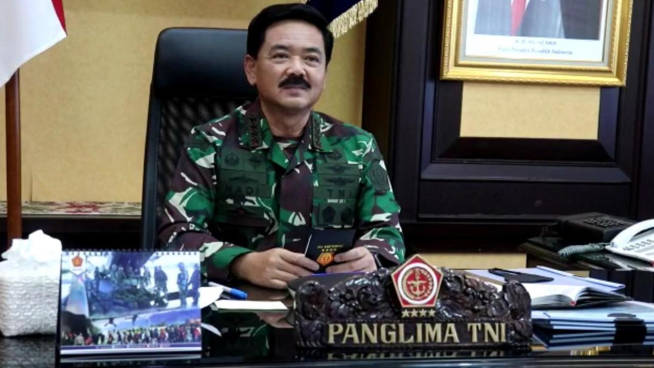 Panglima TNI Marsekal Hadi Tjahjanto melakukan rapat kerja dengan jajaran TNI melalui video conference. Rapat tersebut dilaksanakan dengan para Kepala Staf Angkatan, Pangkotama dan seluruh Pejabat Utama TNI.