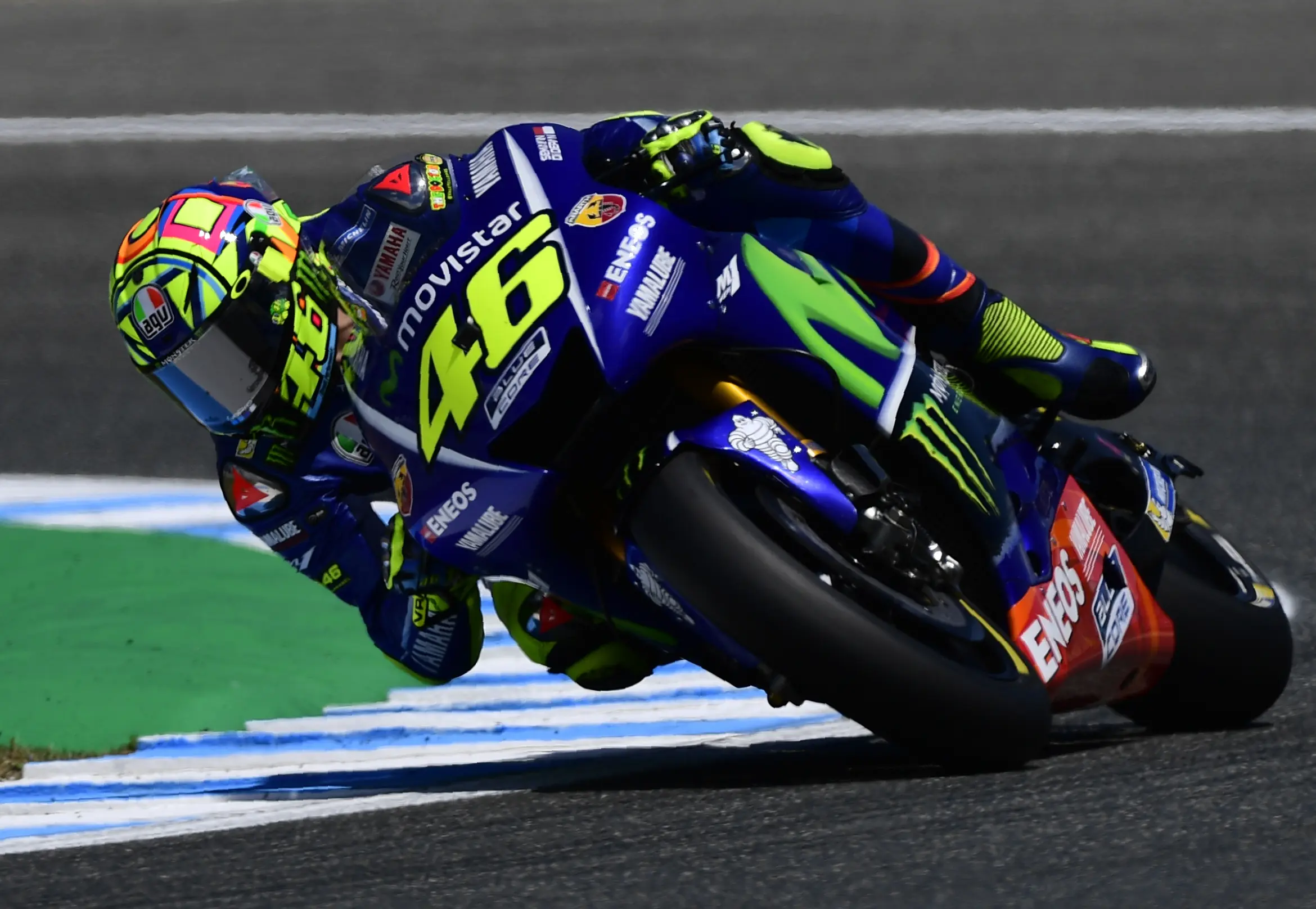 Aksi pembalap Movistar Yamaha, Valentino Rossi pada balapan MotoGP Spanyol 2017 di Sirkuit Jerez. (PIERRE-PHILIPPE MARCOU / AFP)