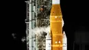Roket NASA untuk misi Artemis 1 berada pada Launch Pad 39B sebelum diluncurkan di Kennedy Space Center, Cape Canaveral, Florida, Amerika Serikat, 29 Agustus 2022. “Kami tidak akan melakukan peluncuran sampai semuanya berjalan lancar,” kata administrator NASA Bill Nelson ketika mengomentari penundaan ini. (Joel Kowsky/NASA via AP)