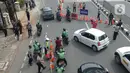 Petugas mengarahkan kendaraan saat penyekatan di ruas jalan Mampang Prapatan, Jakarta, Kamis (15/7/2021). Mampang menjadi salah satu jalan yang masuk dalam penyekatan baru pada Pemberlakuan Pembatasan Kegiatan Masyarakat (PPKM) darurat di Ibu Kota. (merdeka.com/Imam Buhori)
