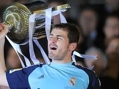 Kiper sekaligus kapten Real Madrid Iker Casillas mengangkat trofi Copa del Rey setelah menumbangkan Barcelona 1-0 dalam partai final di Estadio Mestalla, Valencia, 20 April 2011. AFP PHOTO/LLUIS GENE