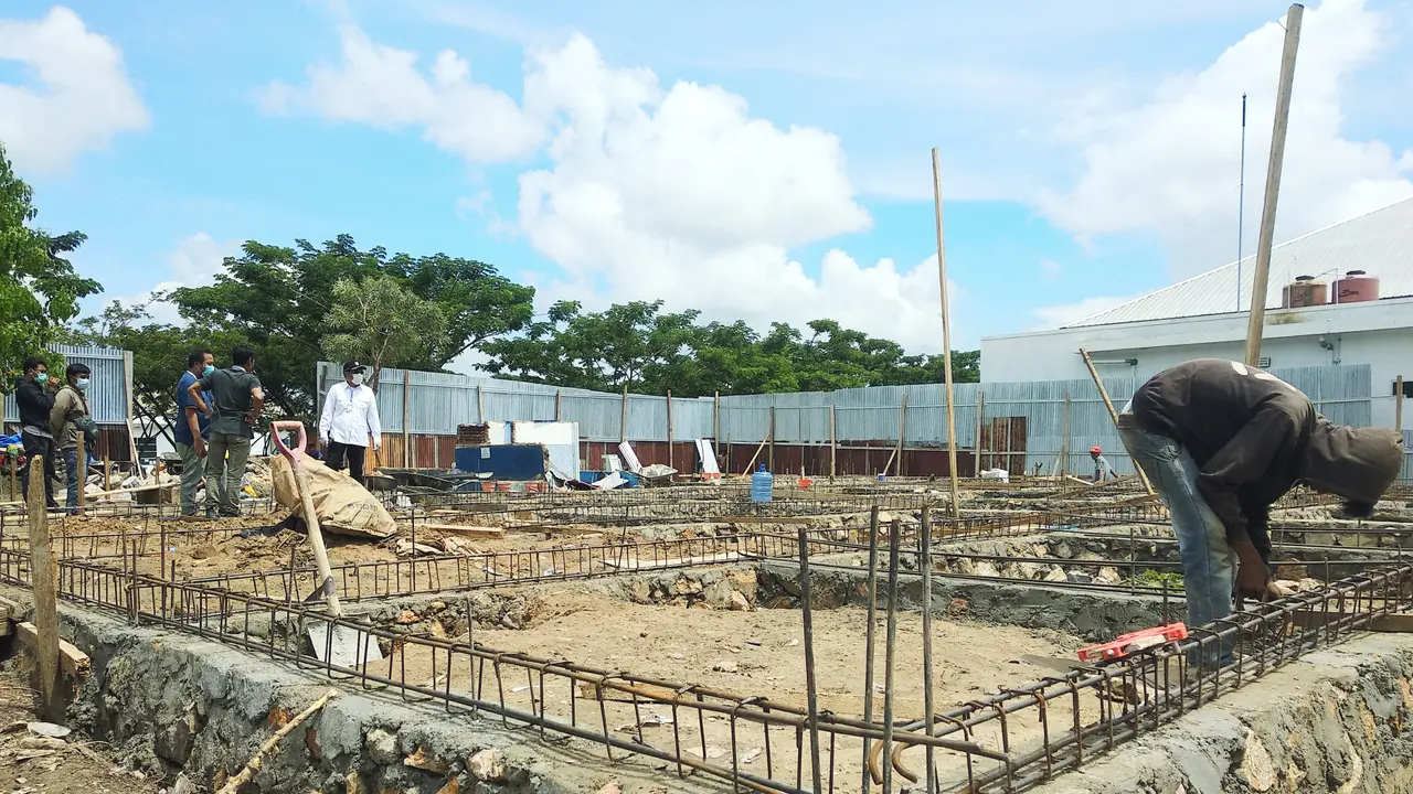 Pembangunan 24 bilik isolasi di RS Bahteramas Provinsi Sultra untuk penanganan Corona Covid-19.(Liputan6.com/Ahmad Akbar Fua)