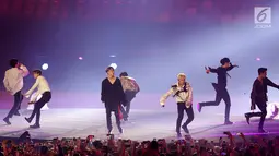 Boy band Korea Selatan, iKON tampil menghibur penonton pada upacara penutupan Asian Games 2018 di Stadion Gelora Bung Karno, Jakarta, Minggu (2/9). Mereka membawakan lagu Love Scenario dan Rhthym Ta. (Liputan6.com/Helmi Fithriansyah)