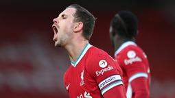 Jordan Henderson. Gelandang berusia 31 tahun ini mulai menjabat kapten tim Liverpool sejak 2015/2016 menggantikan Steven Gerrard yang hengkang ke LA Galaxy. Liverpool sukses merebut gelar Liga Champions dan Premier League di bawah kepemimpinannya. (Foto: AFP/Pool/Laurence Griffiths)