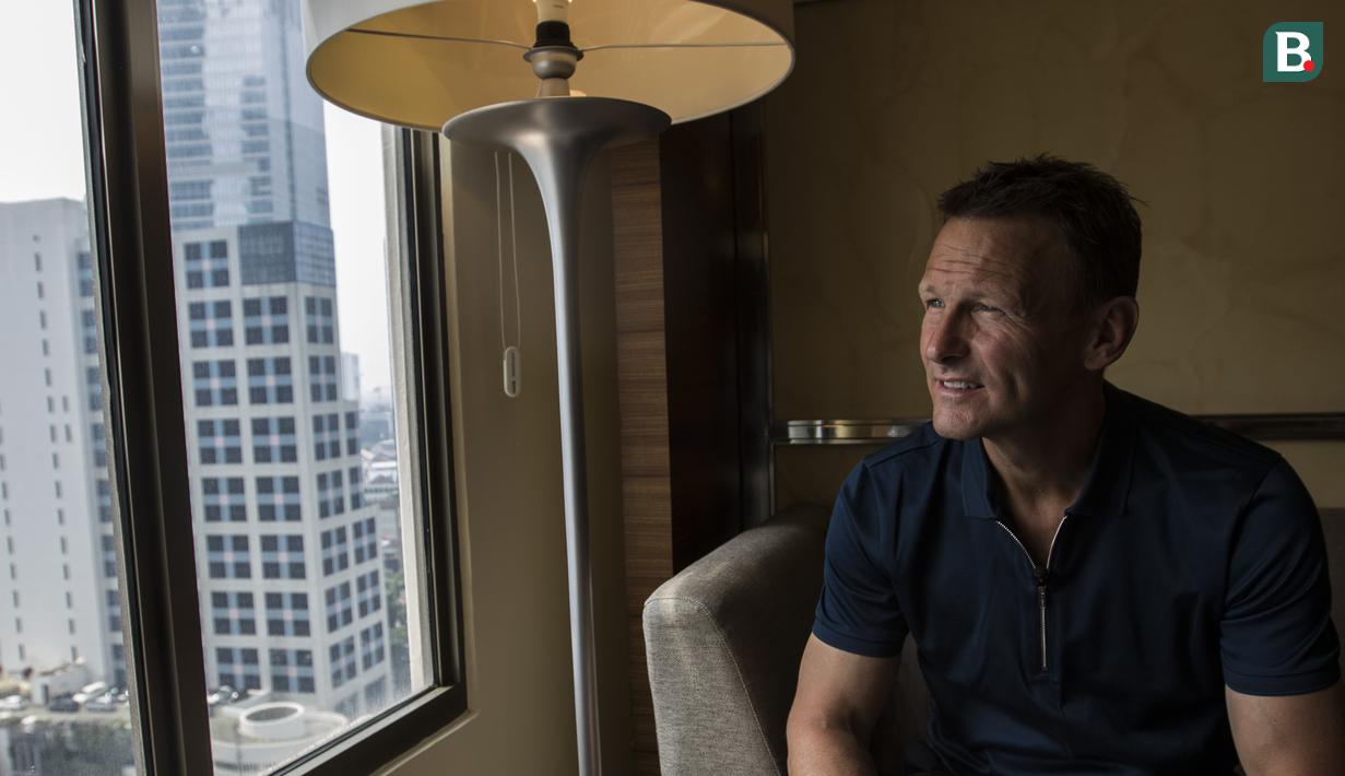 Teddy Sheringham berpose saat interview di Hotel Ayana MidPlaza, Jakarta, Jumat (4/5/2018). Mantan pemain Timnas Inggris ini pada kariernya pernah membela Tottenham dan Manchester United. (Bola.com/Vitalis Yogi Trisna)