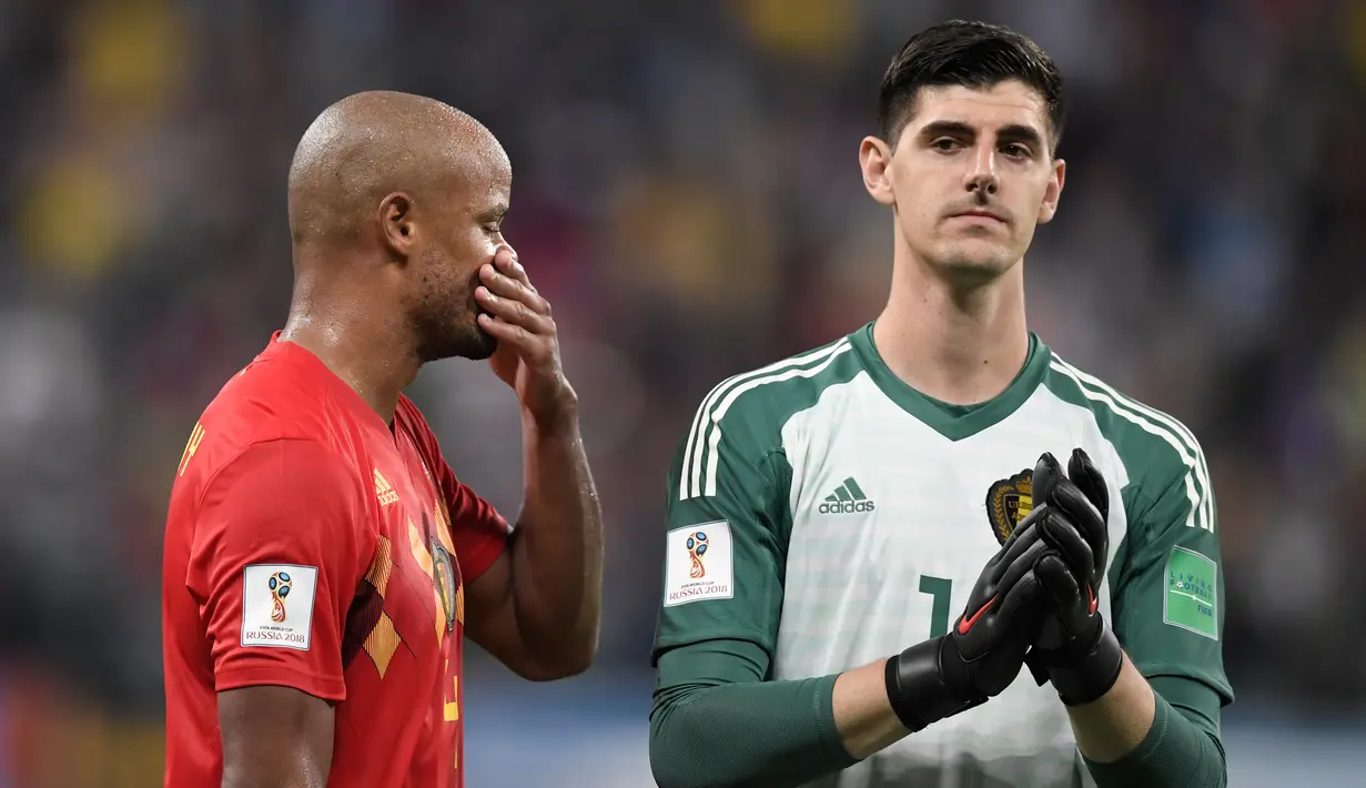 Ekspresi kesedihan bek dan kiper timnas Belgia, Vincent Kompany dan Thibaut Courtois setelah kalah dari Prancis pada babak semifinal Piala Dunia 2018 di Stadion St. Petersburg, Selasa (10/7). Belgia tumbang 0-1 dari Prancis. (AP/Petr David Josek)