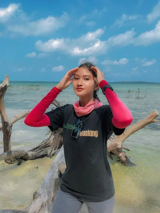 Mulai dari gunung, danau, laut hingga desa-desa terpencil Nusantara sudah pernah ia kunjungi dan nikmati pesona keindahan alamnya. (Liputan6.com/IG/@clarestaufan)