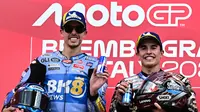 Pembalap Ducati, Marc Marquez (kanan), dan pembalap BK8 Gresini Racing, Alex Marquez (L), di podium pertama dan kedua MotoGP Italia di Sirkuit Mugello, Minggu (22/6/2025). (Tiziana Fabi/AFP)