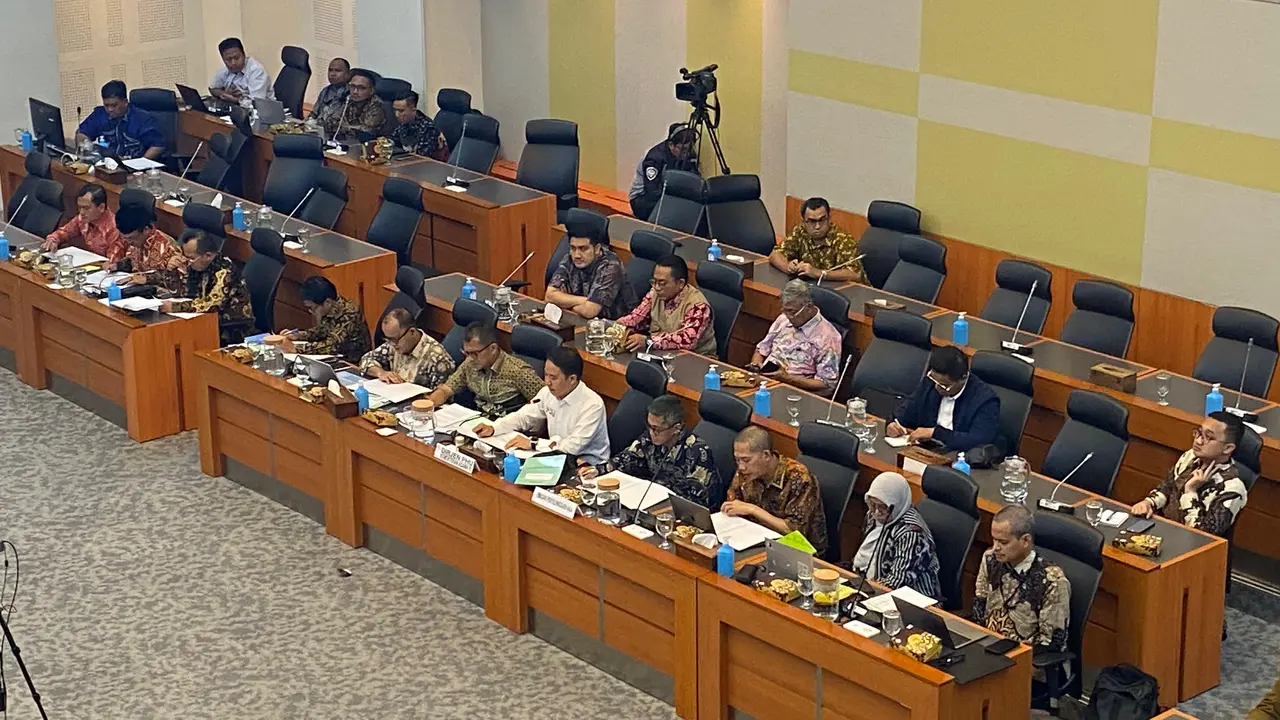 Komisi VIII Dewan Perwakilan Rakyat (DPR) menggelar rapat dengar pendapat dengan Dirjen Penyelengaraan Haji dan Umroh Kementerian Agama, Kamis (2/1/2025). Rapat dengar pendapat digelar untuk membahas penyelengaraan haji tahun 2025.