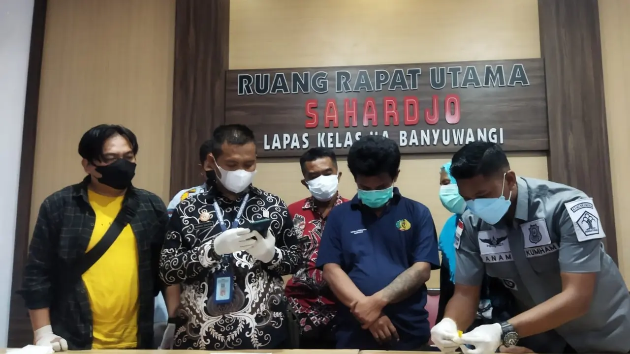 Barang bukti berupa 6 buah paket diduga sabu berhasil diamankan petugas Lapas Banyuwangi. (Istimewa)