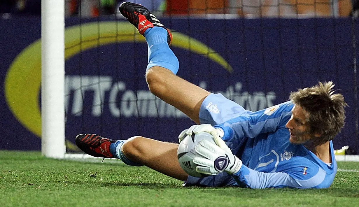 Edwin van der Sar - Penjaga gawang Timnas Belanda memuncaki jumlah cleansheet kiper dalam putaran final Euro. Ia menorehkan sepuluh cleansheet. Kiper legendaris ini bermain sebanyak 1535 menit pada Euro 1996 hingga 2008, dan hanya mencatatkan 14 kali kebobolan. (Foto: AFP/Francois Xavier Marit)