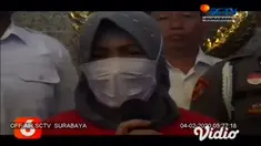 Polrestabes Surabaya berhasil menangkap dan mengamankan pengguna akun Facebook yang diduga menghina Wali Kota Surabaya, Tri Rismaharini pada hari Jumat (31/1). Di hadapan awak media, pelaku yang berinisal ZK (43) meminta maaf atas tindakan yang ia la...