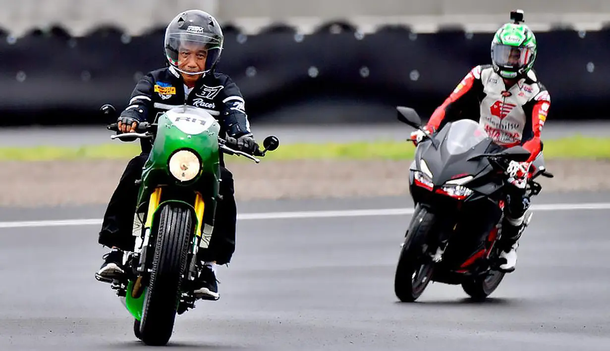 Jokowi, yang menumpangi sepeda motor berwarna hijau 'RI 1', terlihat melaju pertama kali dari garis start diikuti peserta lainnya. (Istana Kepresidenan/Agus Suparto)