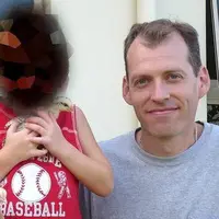 Sungguh ngeri. Pasangan LGBT Australia ini sok baik hati banget 'angkat' anak dari Rusia. Gak taunya si anak malah dijadikan budak seks!